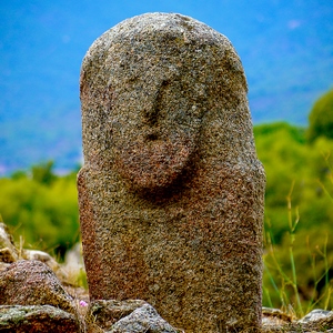 Menhir à visage humain à Filitosa - France  - collection de photos clin d'oeil, catégorie clindoeil